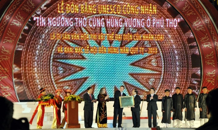Đại diện Tổ chức UNESCO tại Khu vực châu Á Thái Bình Dương trao tặng Bằng UNESCO công nhận “Tín ngưỡng thờ cúng Hùng Vương ở Phú Thọ” cho Việt Nam