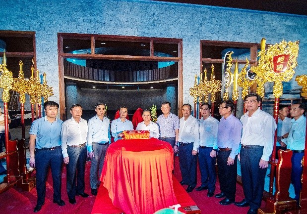 Trao – nhận linh khí và đồ cúng giữa lãnh đạo tỉnh Phú Thọ và lãnh đạo thành phố Cần Thơ