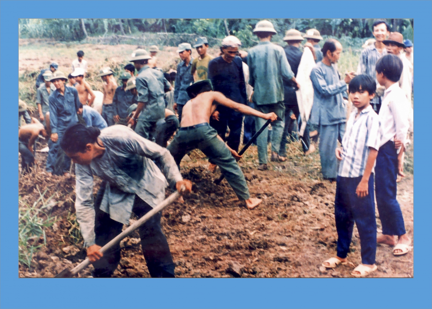 Cán bộ, chiến sĩ Tiểu đoàn Tây Đô cùng Nhân dân xã Trung An, huyện Thốt Nốt, tỉnh Cần Thơ san lấp mặt bằng xây dựng trường tiểu học, tháng 5/1993. Nguồn: Bộ Chỉ huy Quân sự thành phố cung cấp