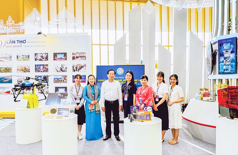 Triển lãm “Rạng rỡ Cần Thơ - Vị thế mới, tầm nhìn mới” - Ấn tượng thành tựu của thành phố ...