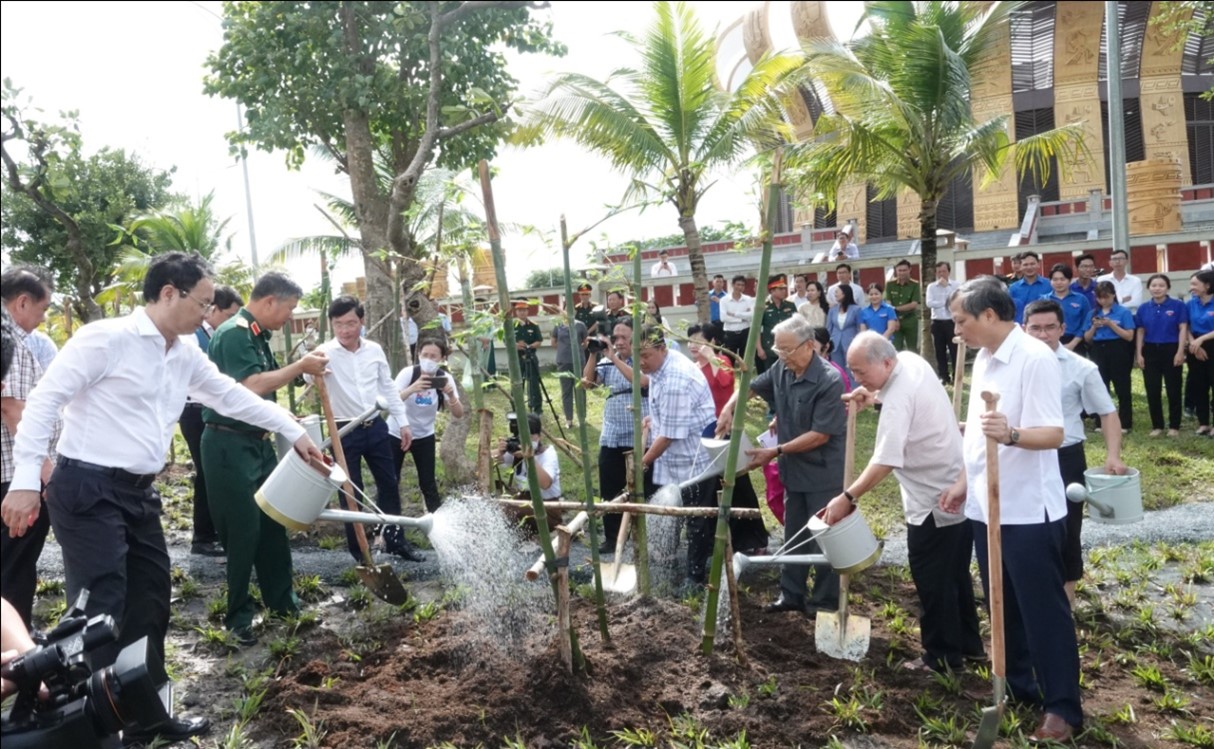 Thành phố Cần Thơ tổ chức Lễ tiếp nhận và trồng cây tre tại Đền thờ ...