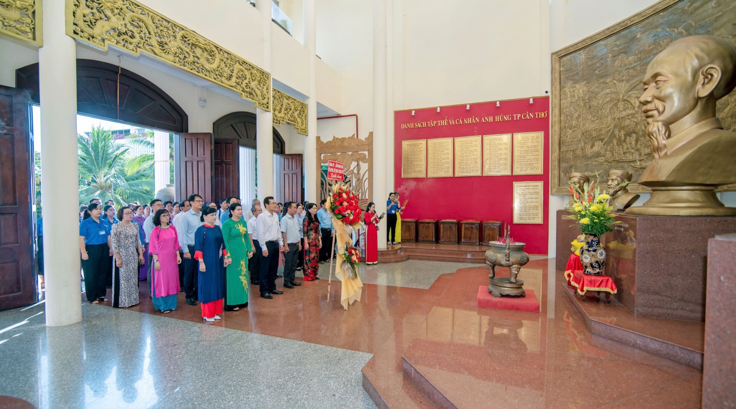 SỞ VĂN HÓA, THỂ THAO VÀ DU LỊCH THÀNH PHỐ CẦN THƠ DÂNG HƯƠNG TƯỞNG NIỆM CHỦ TỊCH HỒ CHÍ ...